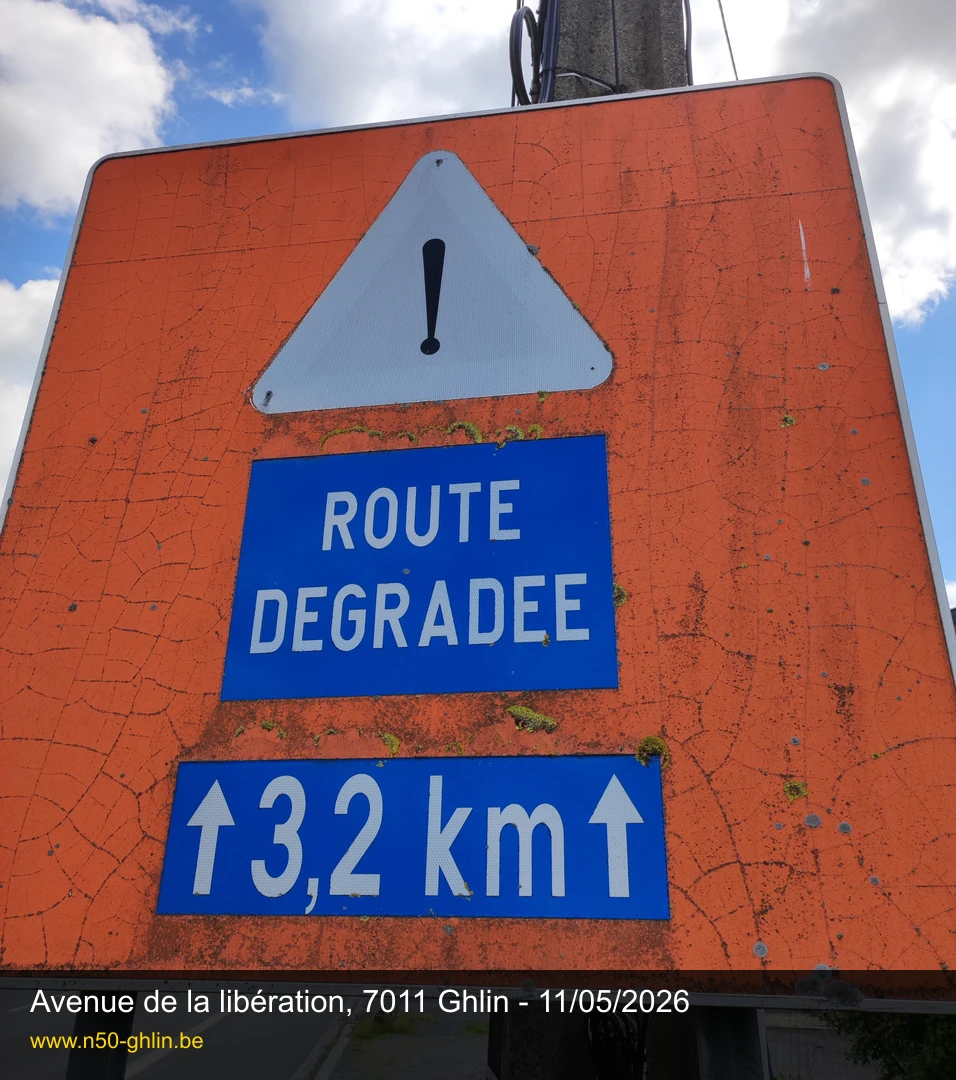 Panneau 'Route dégradée' sur l'Avenue de la Libération